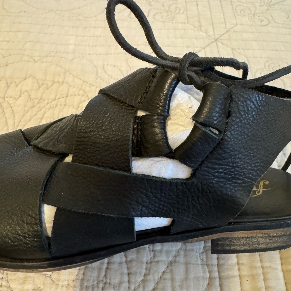 Free People Black Flats with Criss-Cross Design - Picture 4 of 9